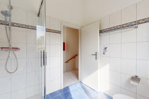 salle de bains avec douche, mur en carrelage, tile wall, salle de bain complète, et sol en carrelage