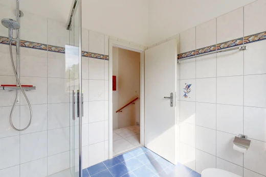 salle de bains avec douche, mur en carrelage, tile wall, salle de bain complète, et sol en carrelage