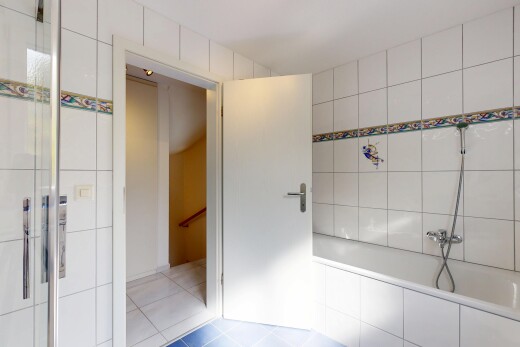 salle de bains avec salle de bain complète, mur en carrelage, tile wall, sol en carrelage, et tile floor