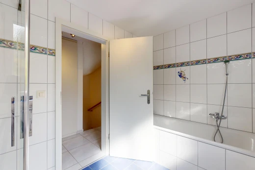 salle de bains avec salle de bain complète, mur en carrelage, tile wall, sol en carrelage, et tile floor