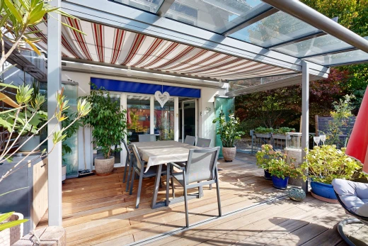 terrasse avec coin repas extérieur, terrasse, auvent, et from property