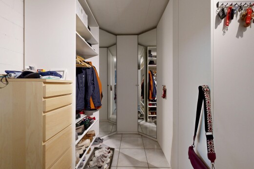 dressing avec dressing, sol en carrelage, tile floor, et light floor