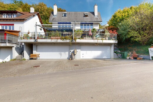 façade avec garage, cheminée, property visible, day time, et allée