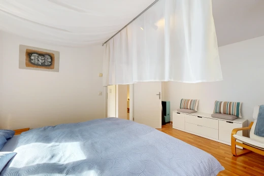 chambre avec sol en finition bois, wood finish floor, cloison sèche, drywall, et inside property