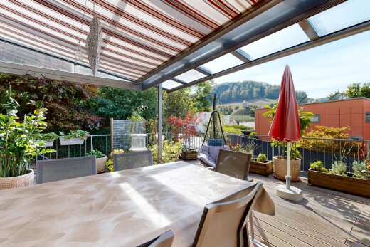 terrasse avec coin repas extérieur, day time, vue sur la montagne, et mountain view