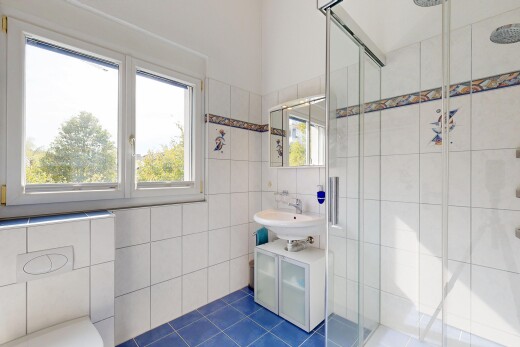 salle de bains avec douche, miroir, salle de bain complète, mur en carrelage, et tile wall