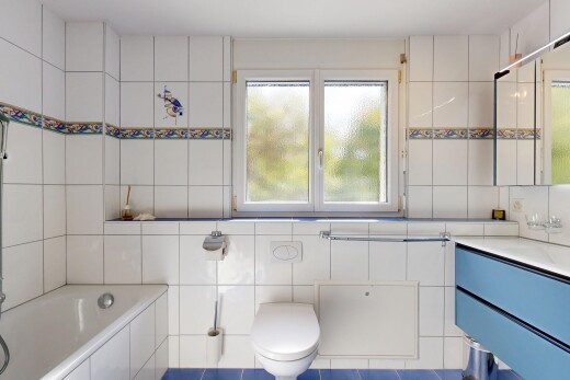 salle de bains avec salle de bain complète, mur en carrelage, tile wall, miroir, et bain