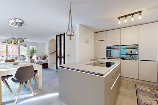 cuisine avec îlot de cuisine, kitchen island, light floor, pendant lighting, et four double