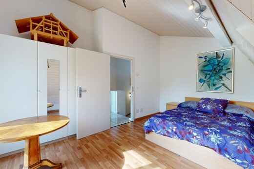 chambre avec plafond voûté, vaulted ceiling, cloison sèche, drywall, et sol en finition bois