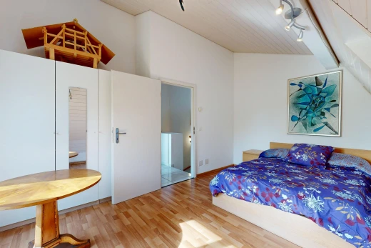 chambre avec plafond voûté, vaulted ceiling, cloison sèche, drywall, et sol en finition bois