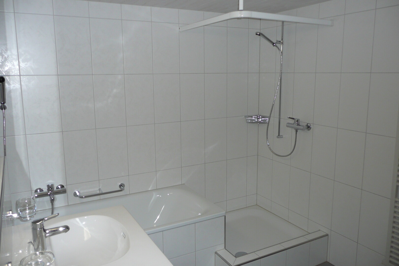 bad mit dusche, komplettes badezimmer, bad, waschbecken, und inside property