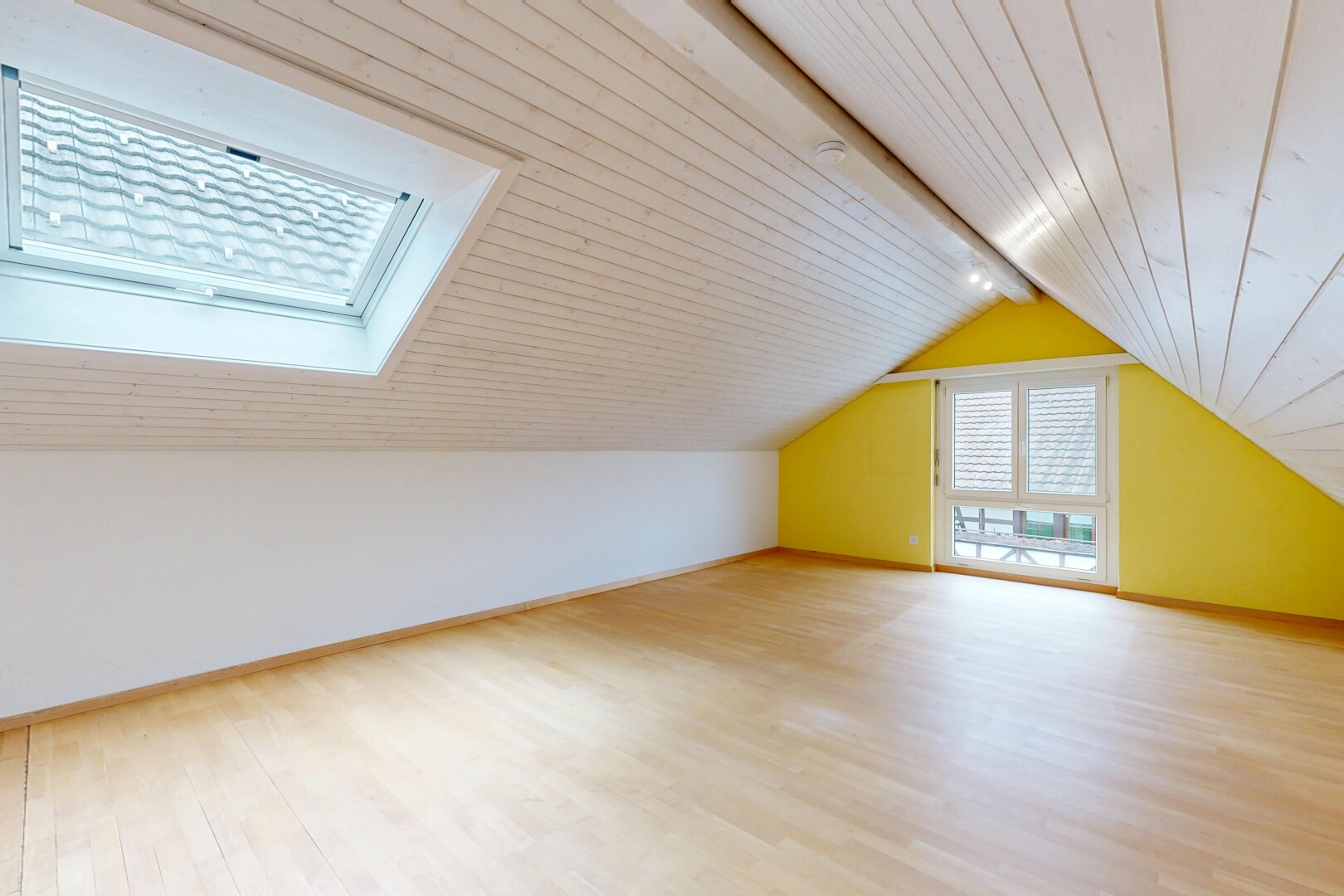 leerer raum mit inside property, wood finish floor, holzfußboden, baseboards wall, und sockelleisten