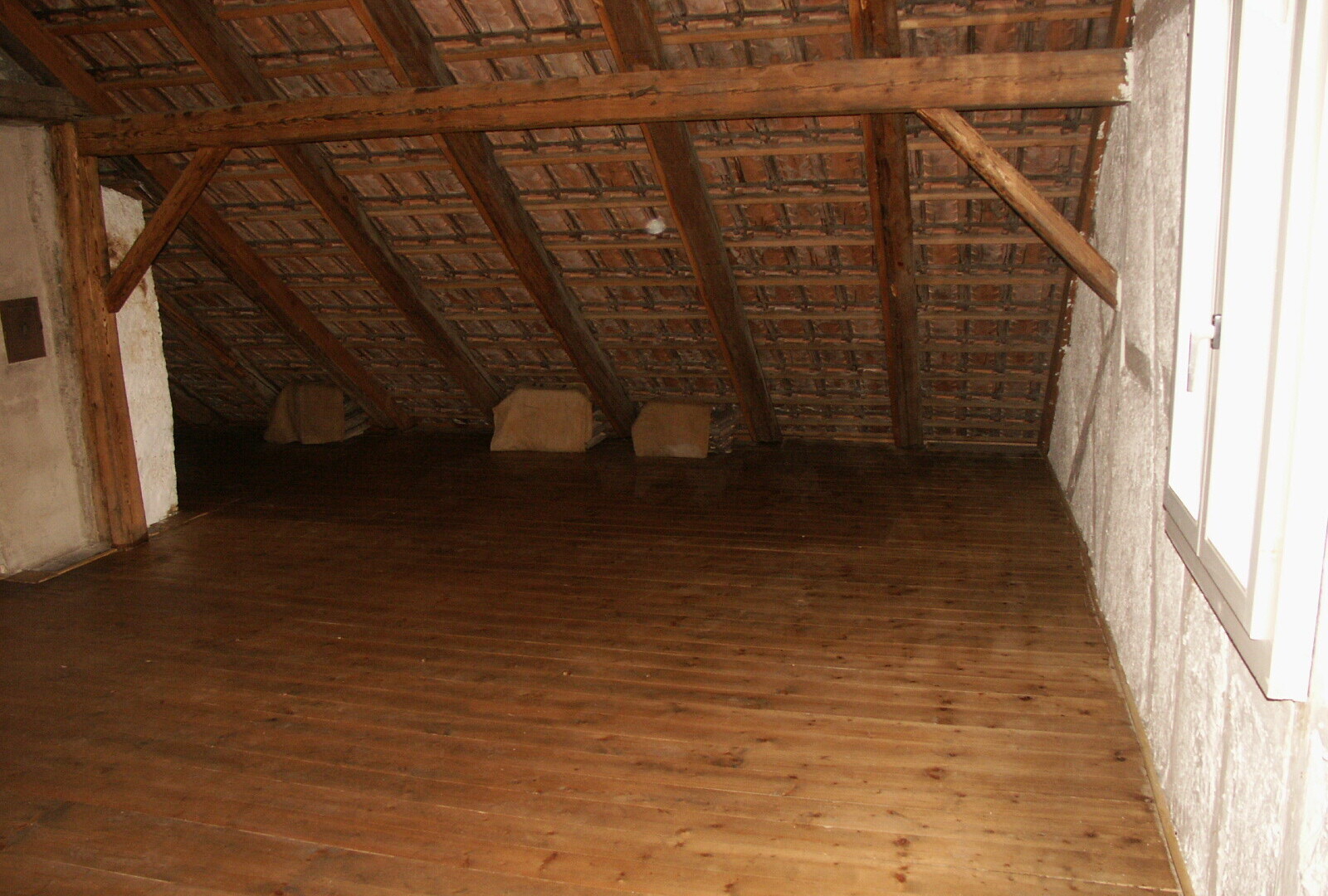 leerer raum mit wood finish floor, holzfußboden, inside property, vaulted ceiling, und dachschräge