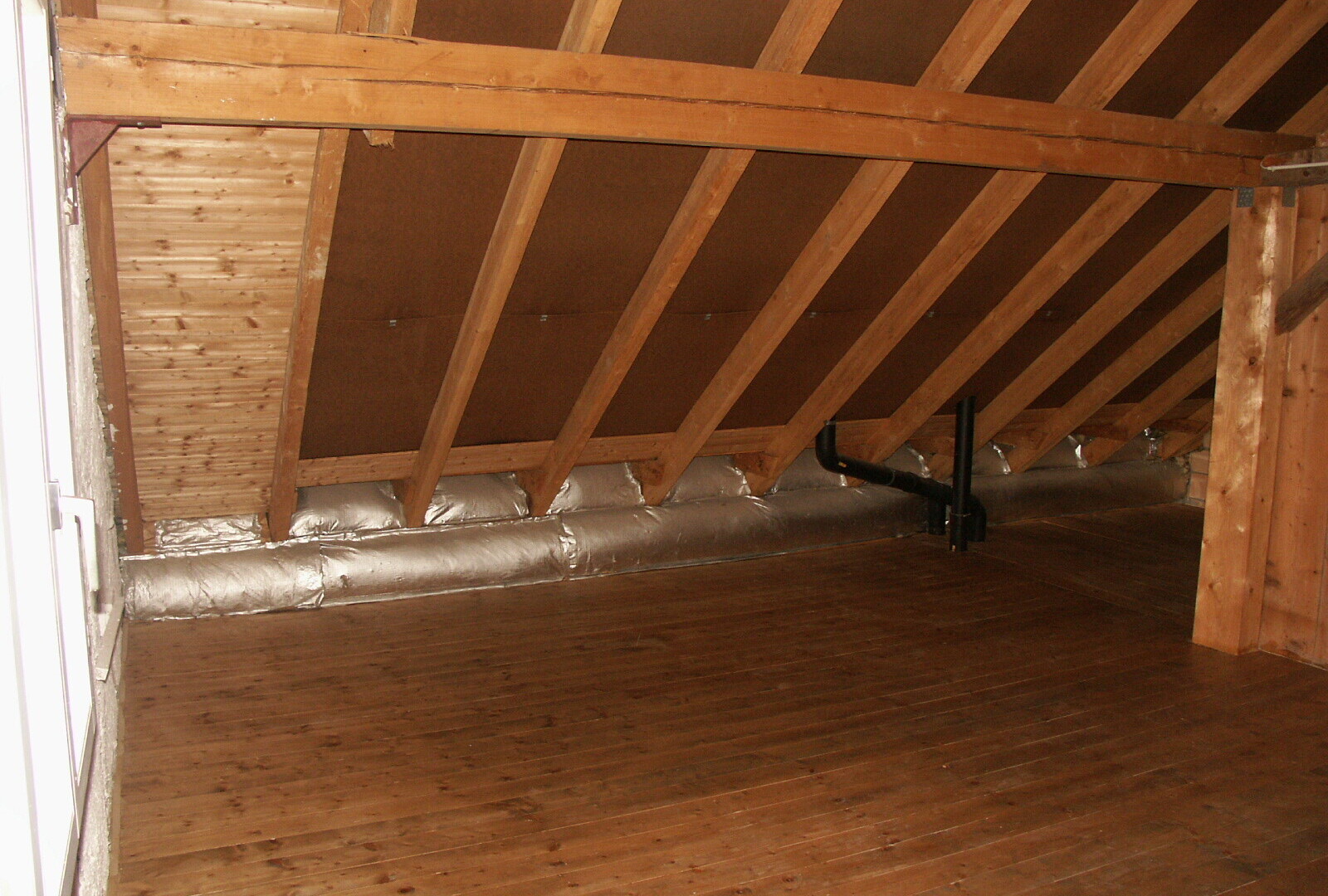 leerer raum mit holzfußboden, wood finish floor, dachschräge, vaulted ceiling, und hardwood floor