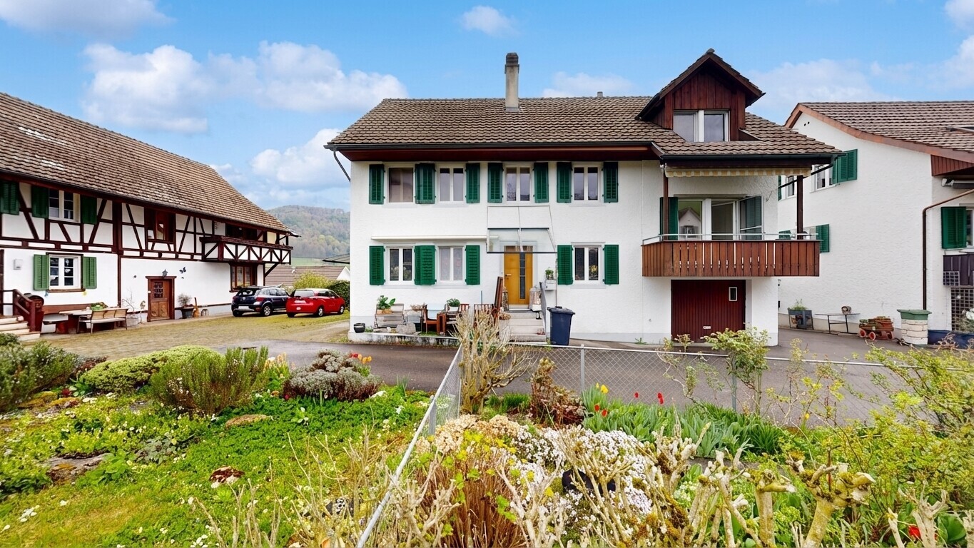 außenansicht mit day time, property visible, balkon, blick auf die berge, und mountain view