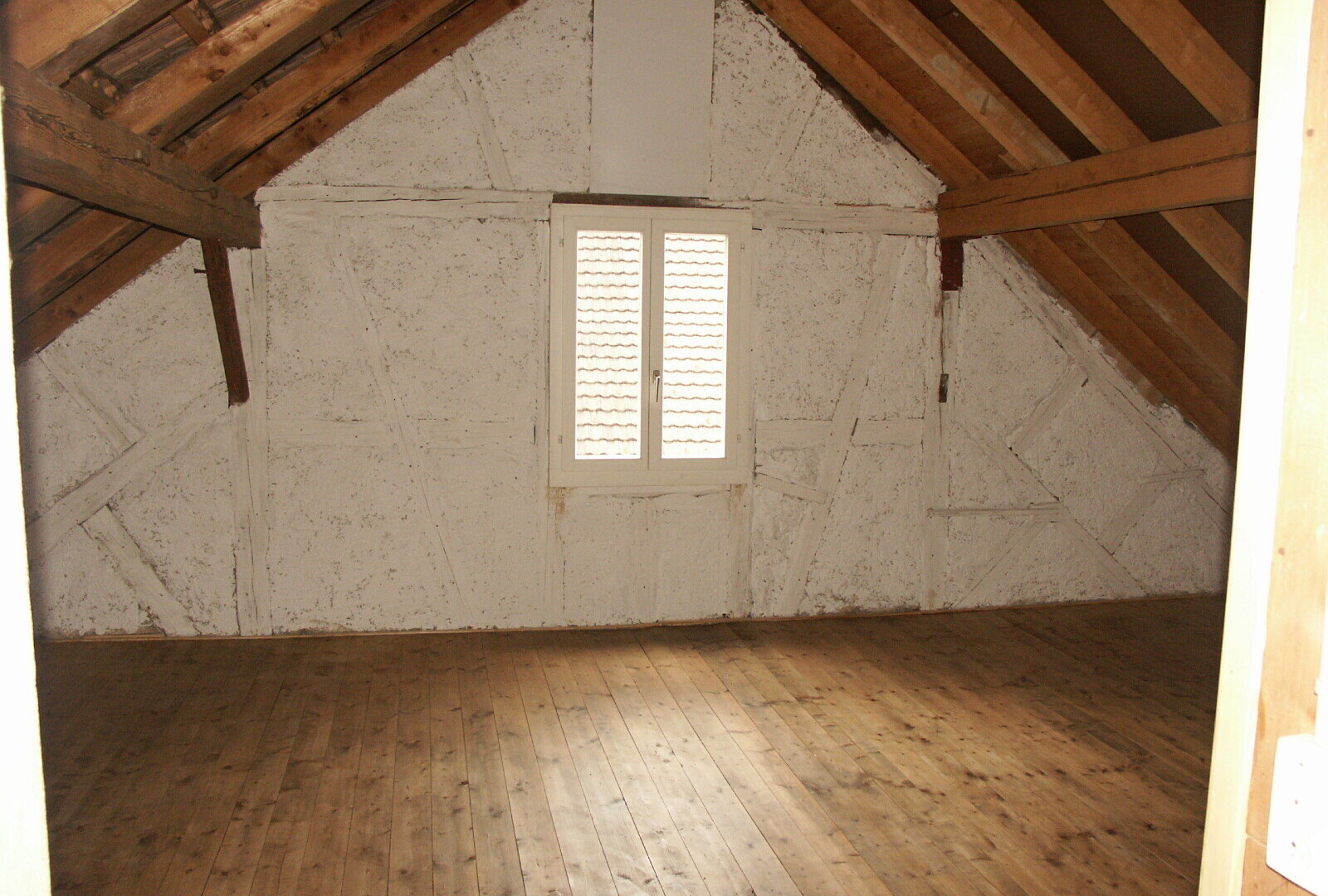 leerer raum mit inside property, holzfußboden, wood finish floor, kathedralendecke, und cathedral ceiling