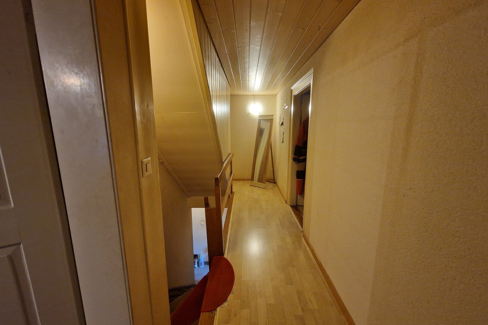 halle / korridor mit holzfußboden, wood finish floor, inside property, holzdecke, und wood ceiling