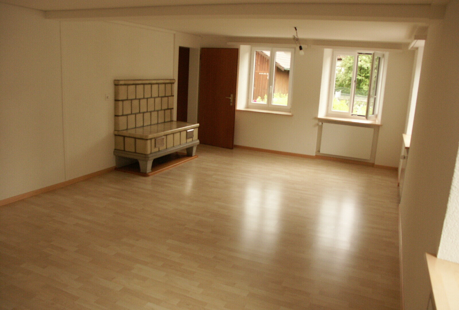 leerer raum mit holzfußboden, wood finish floor, natürliches licht, natural light, und inside property