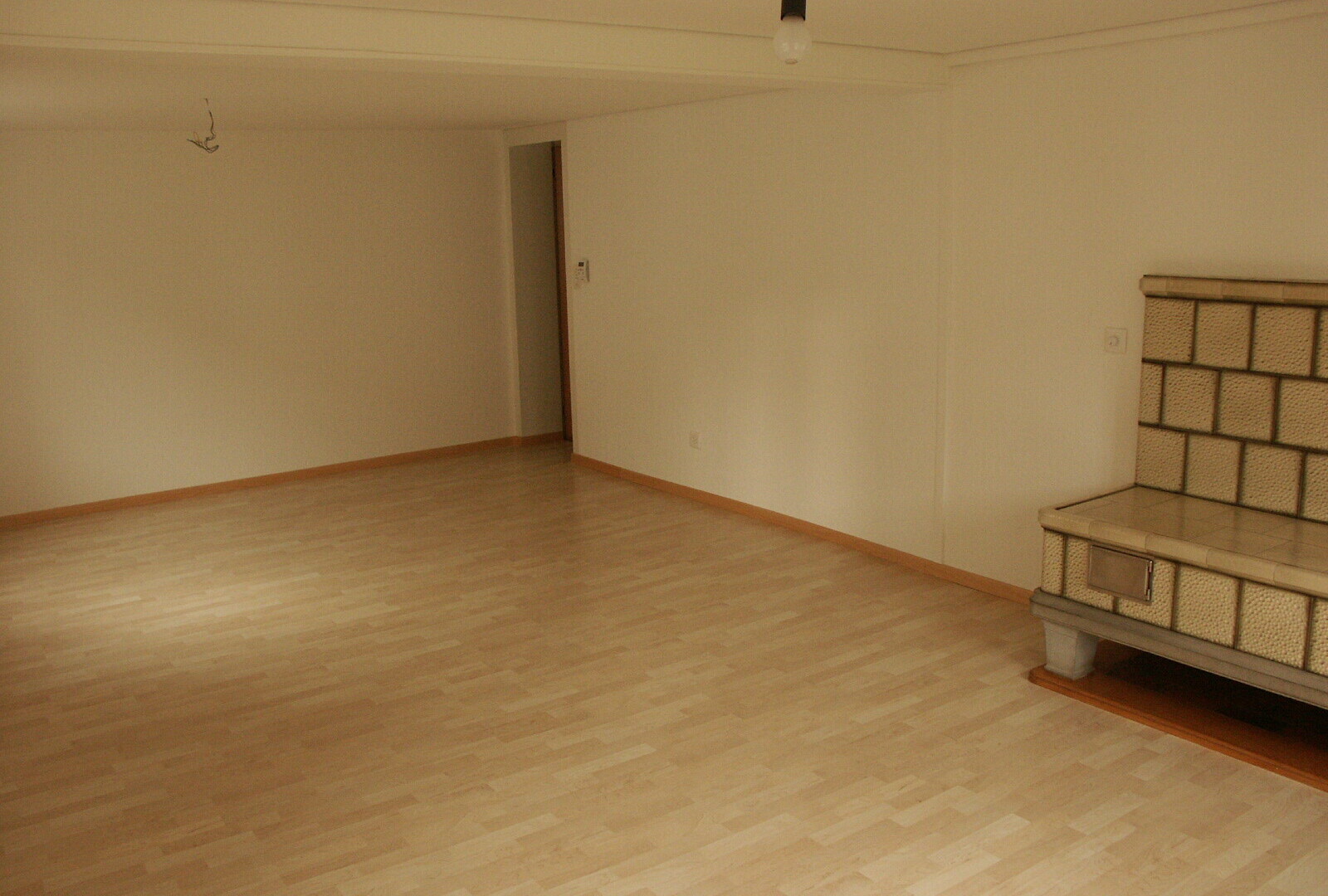 leerer raum mit holzfußboden, wood finish floor, gipskartonwand, drywall, und inside property
