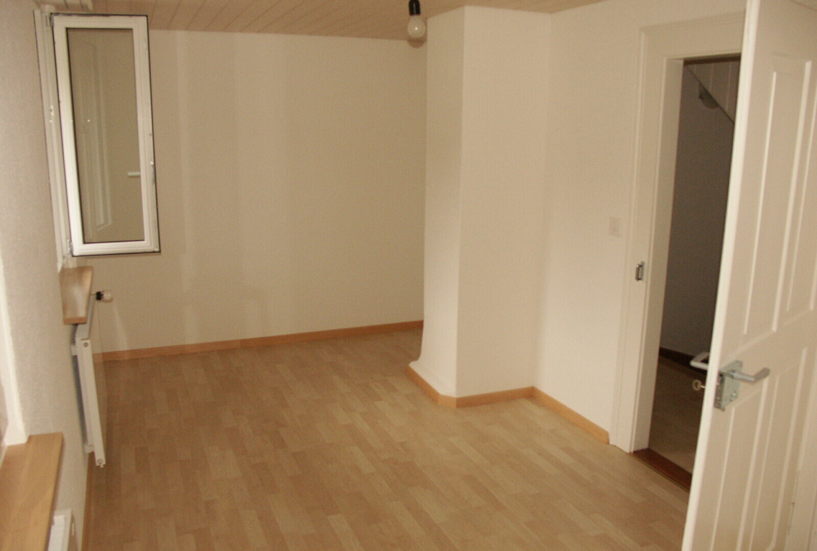 leerer raum mit gipskartonwand, drywall, holzfußboden, wood finish floor, und inside property