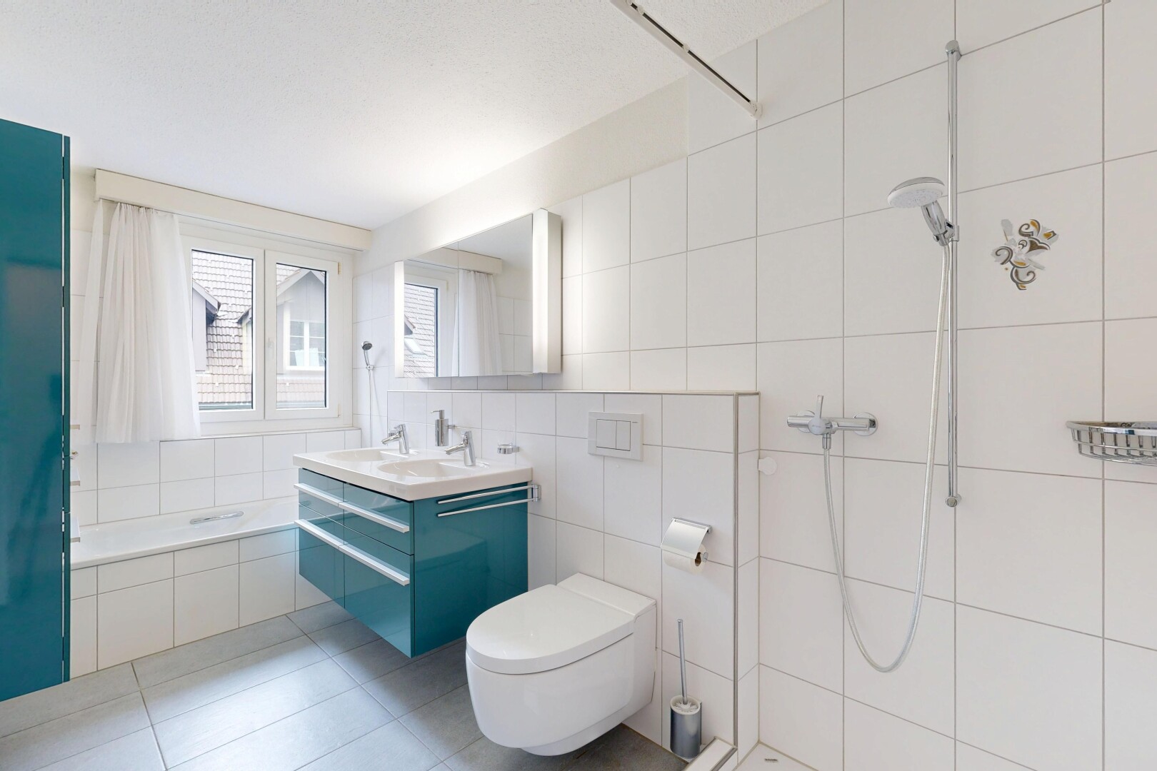 bad mit komplettes badezimmer, spiegel, schminktisch, natural light, und natürliches licht