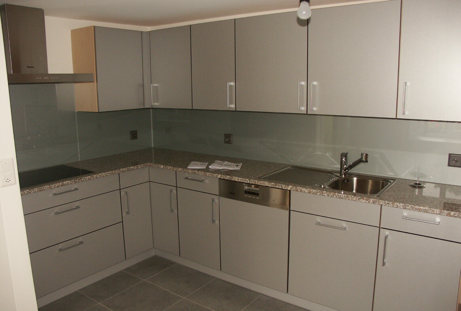 küche mit dunstabzugshaube, waschbecken, geschirrspülmaschine, fliesenboden, und tile floor