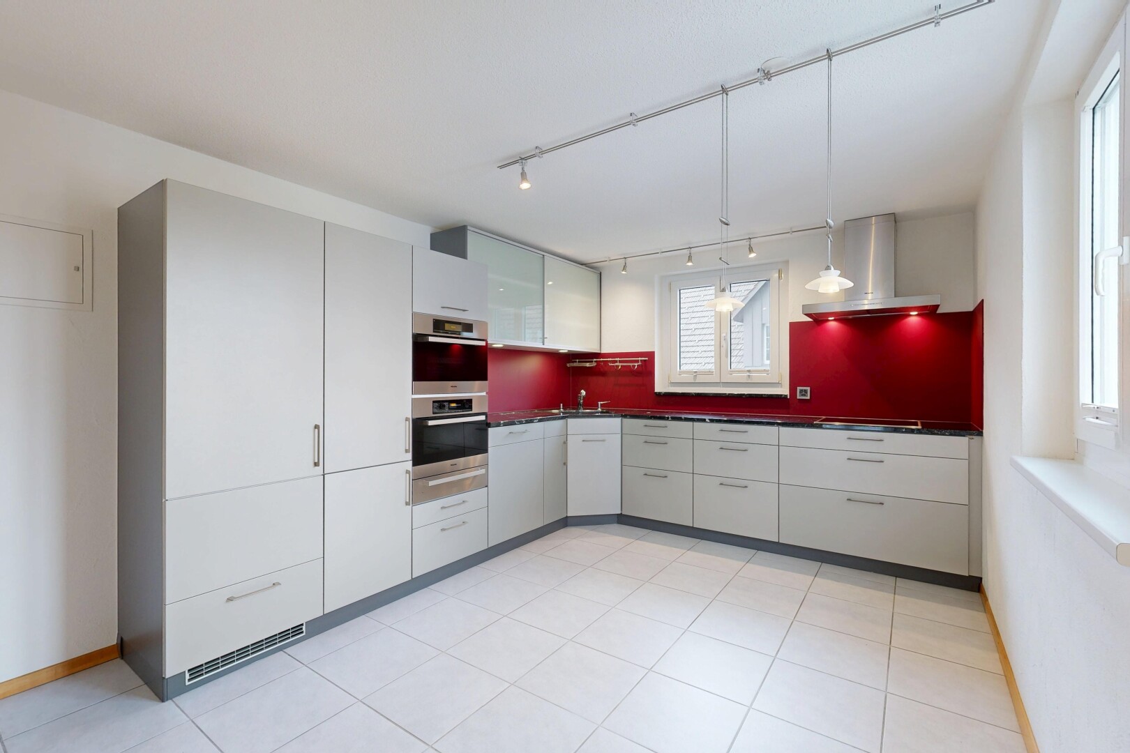 küche mit light floor, arbeitsplatten, dark countertops, dunstabzugshaube, und gipskartonwand