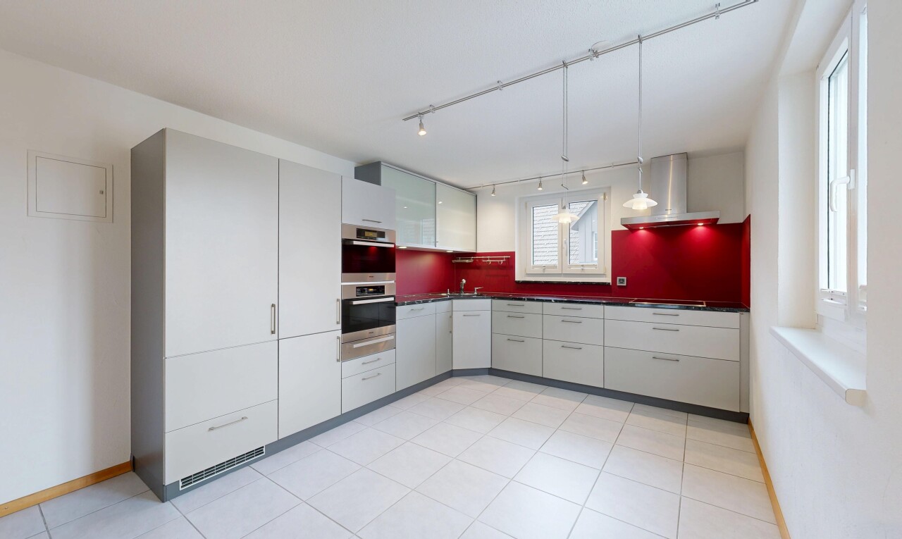küche mit light floor, arbeitsplatten, dark countertops, dunstabzugshaube, und gipskartonwand