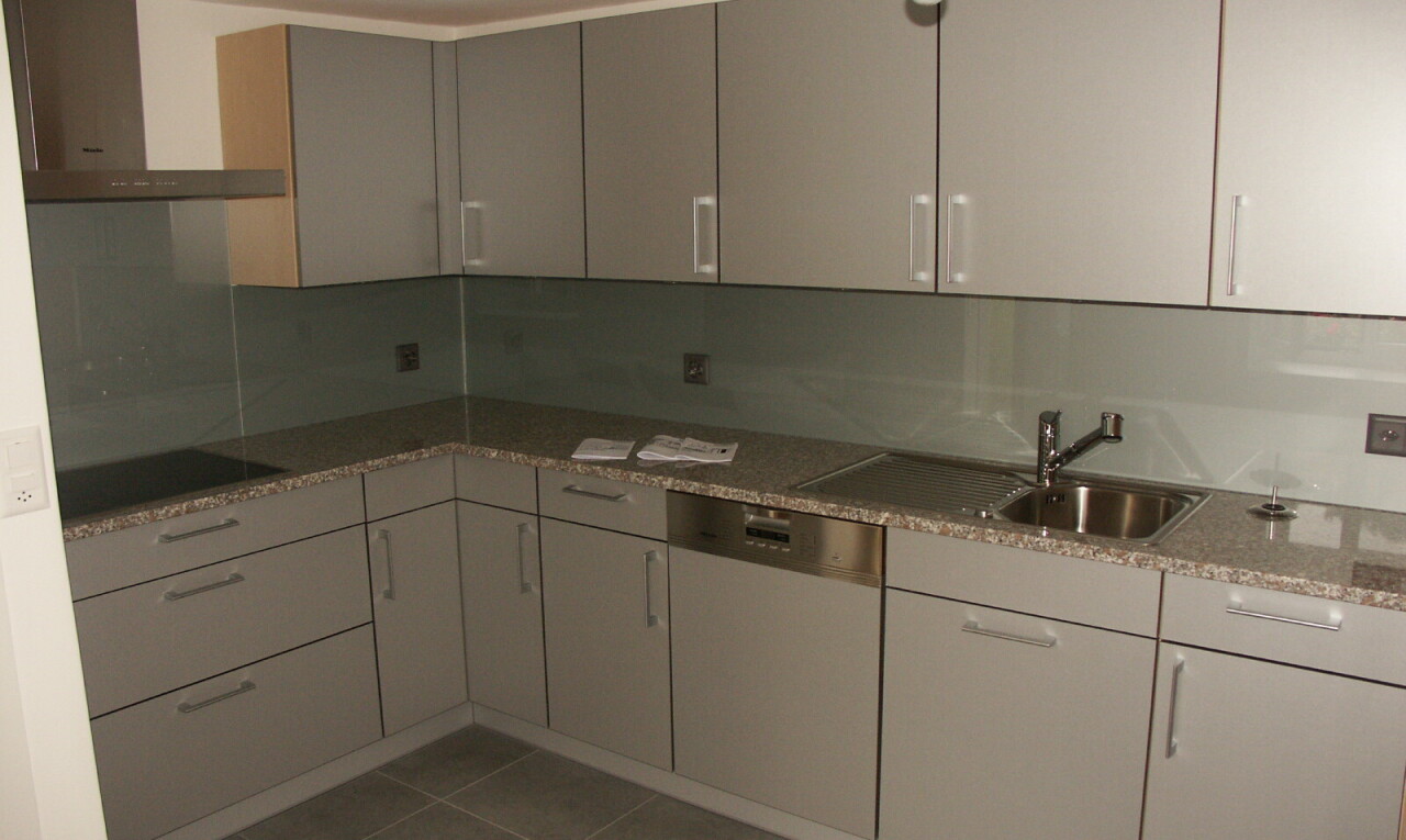 küche mit dunstabzugshaube, waschbecken, geschirrspülmaschine, fliesenboden, und tile floor