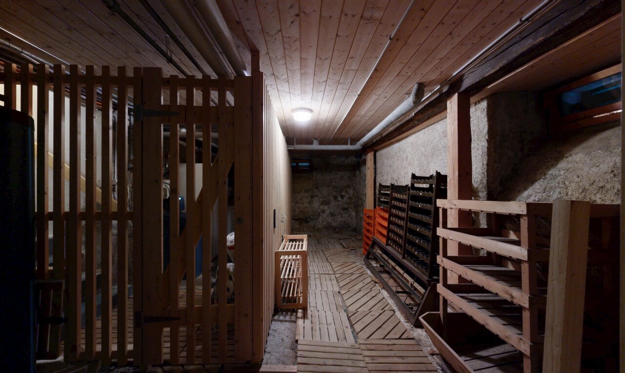 keller mit holzdecke und wood ceiling