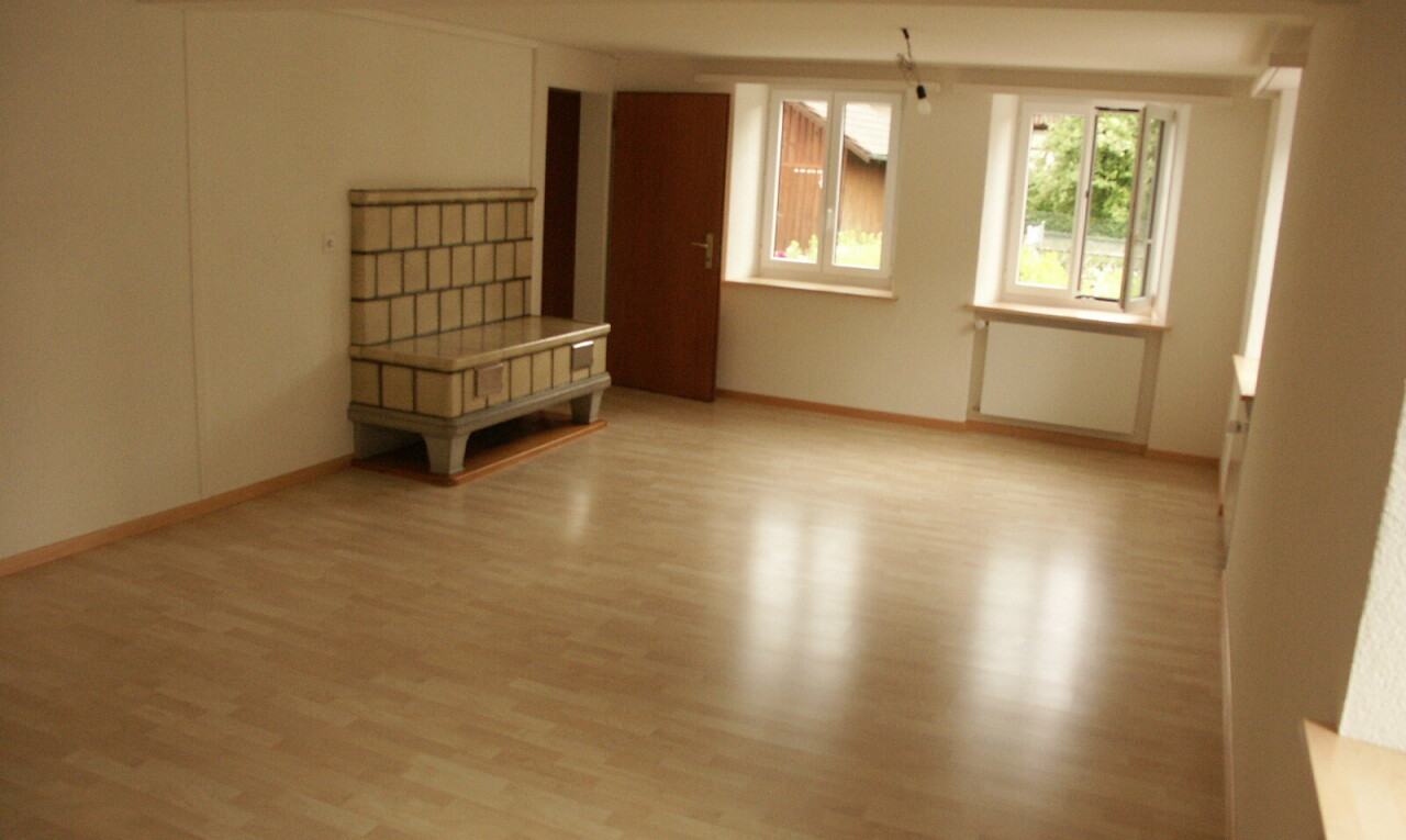 leerer raum mit holzfußboden, wood finish floor, natürliches licht, natural light, und inside property