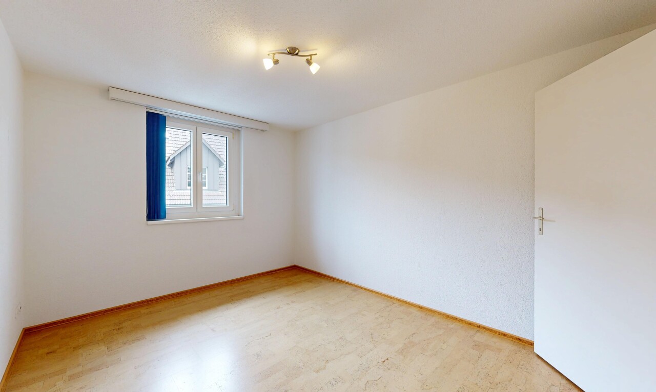 leerer raum mit inside property, natural light, natürliches licht, wood finish floor, und holzfußboden