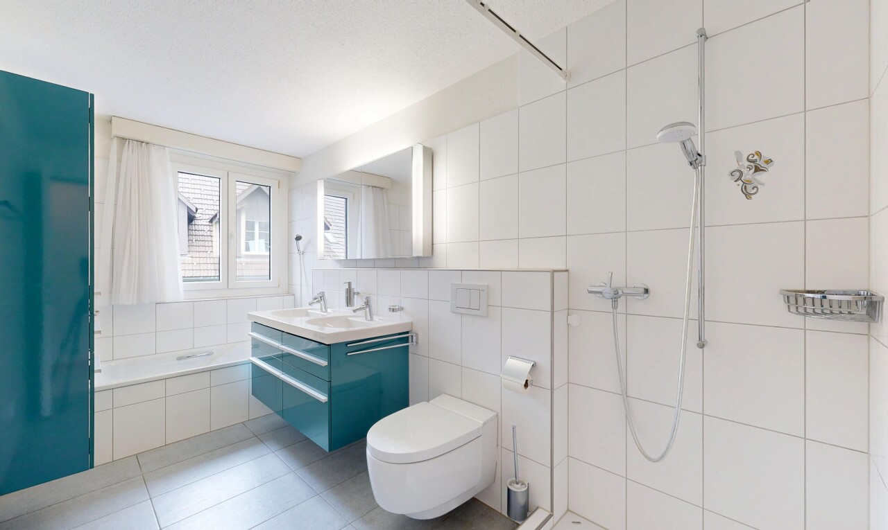 bad mit komplettes badezimmer, spiegel, schminktisch, natural light, und natürliches licht