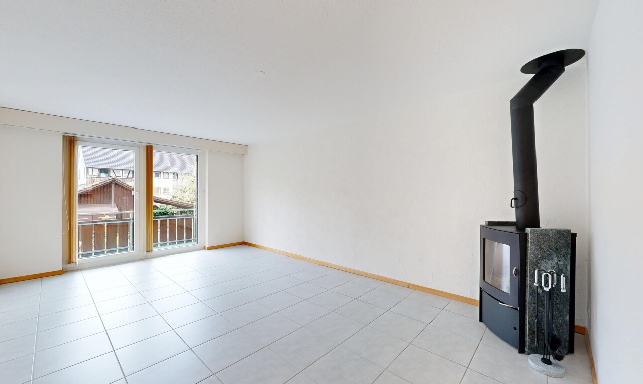 leerer raum mit holzofen, natural light, natürliches licht, inside property, und baseboards wall
