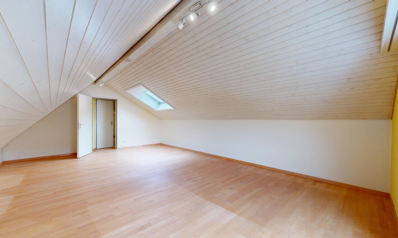 leerer raum mit niedrige decke, low ceiling, holzfußboden, wood finish floor, und inside property