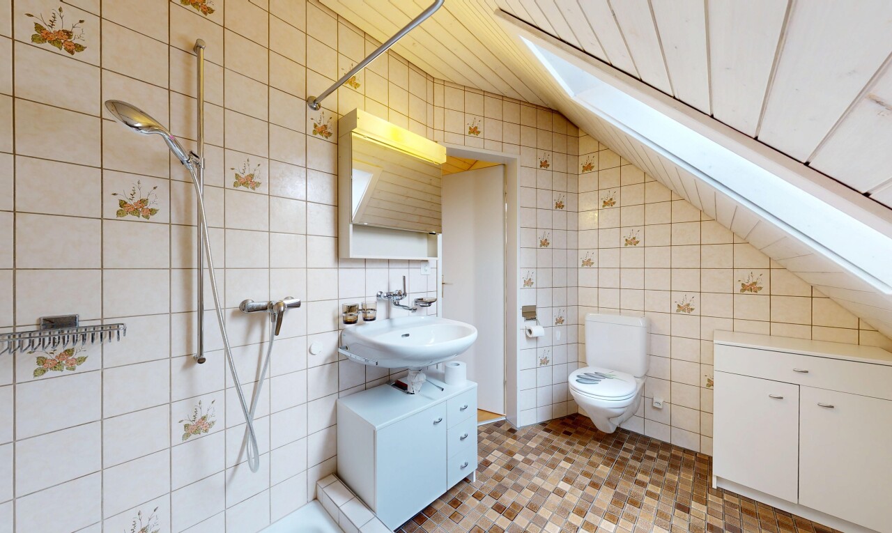 bad mit dusche, fliesenwand, tile wall, spiegel, und komplettes badezimmer