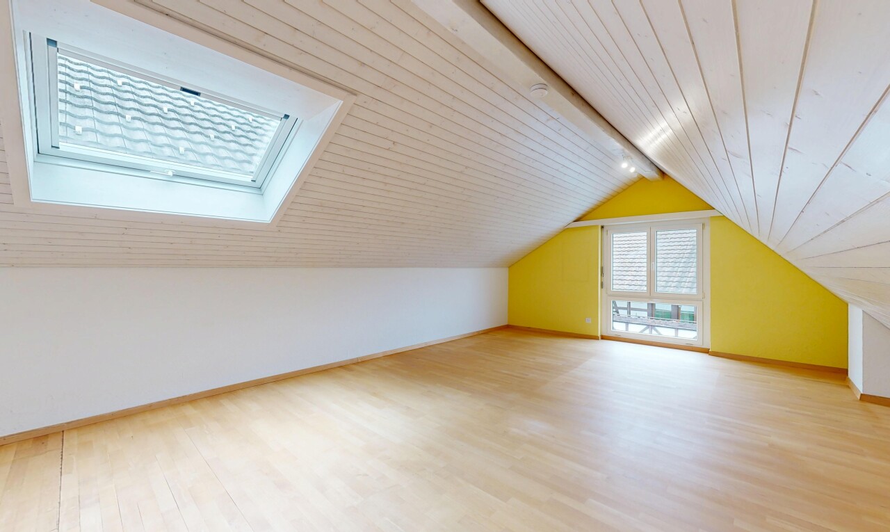 leerer raum mit inside property, wood finish floor, holzfußboden, baseboards wall, und sockelleisten