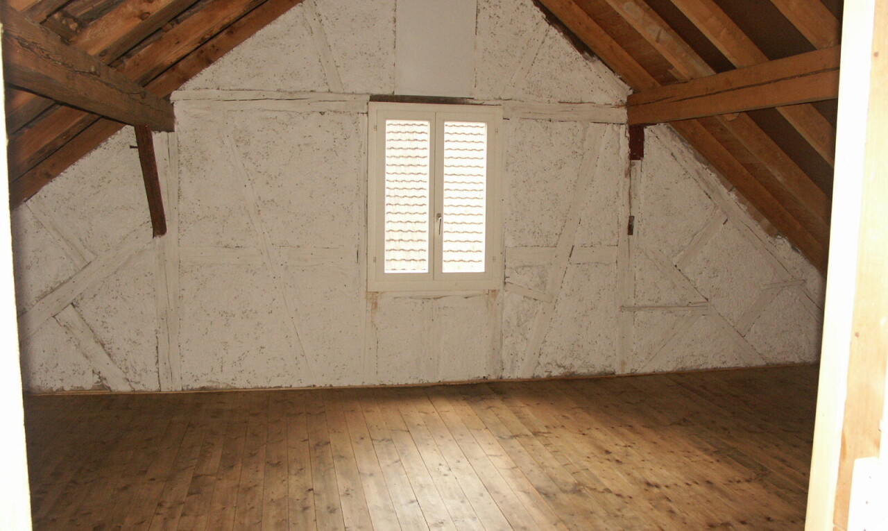 leerer raum mit inside property, holzfußboden, wood finish floor, kathedralendecke, und cathedral ceiling