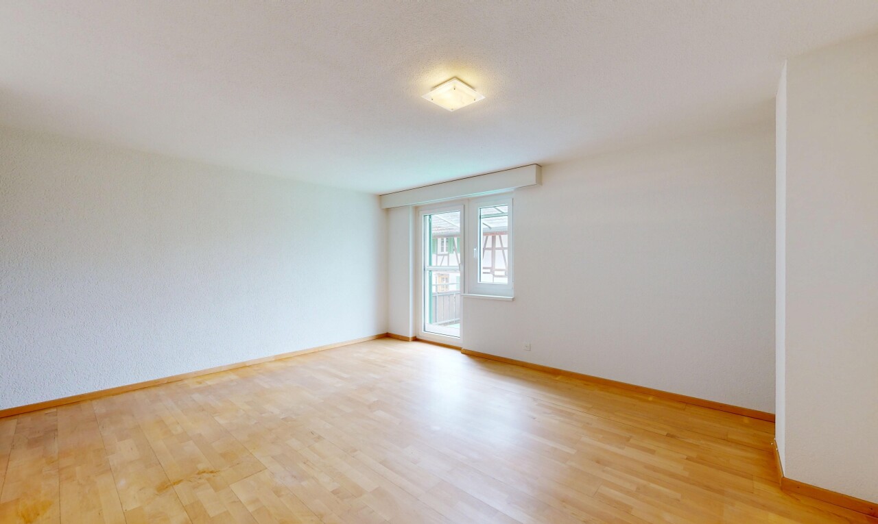 leerer raum mit inside property, natürliches licht, natural light, holzfußboden, und wood finish floor