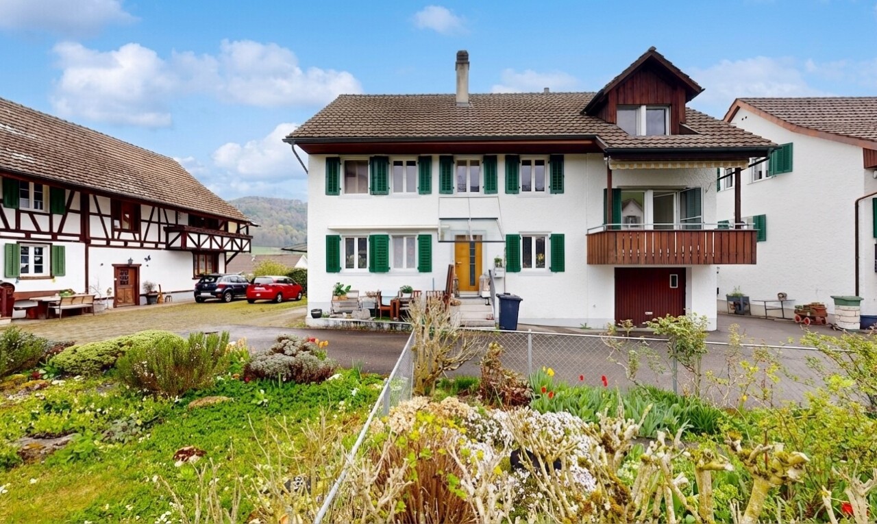 außenansicht mit day time, property visible, balkon, blick auf die berge, und mountain view