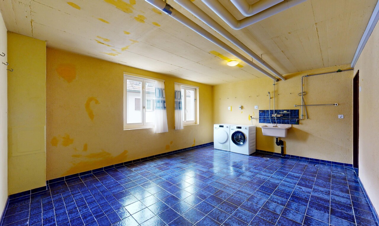 wäschekammer mit drywall, gipskartonwand, natural light, natürliches licht, und inside property