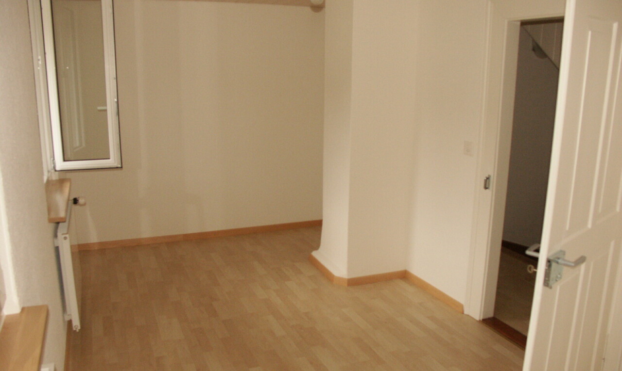 leerer raum mit gipskartonwand, drywall, holzfußboden, wood finish floor, und inside property