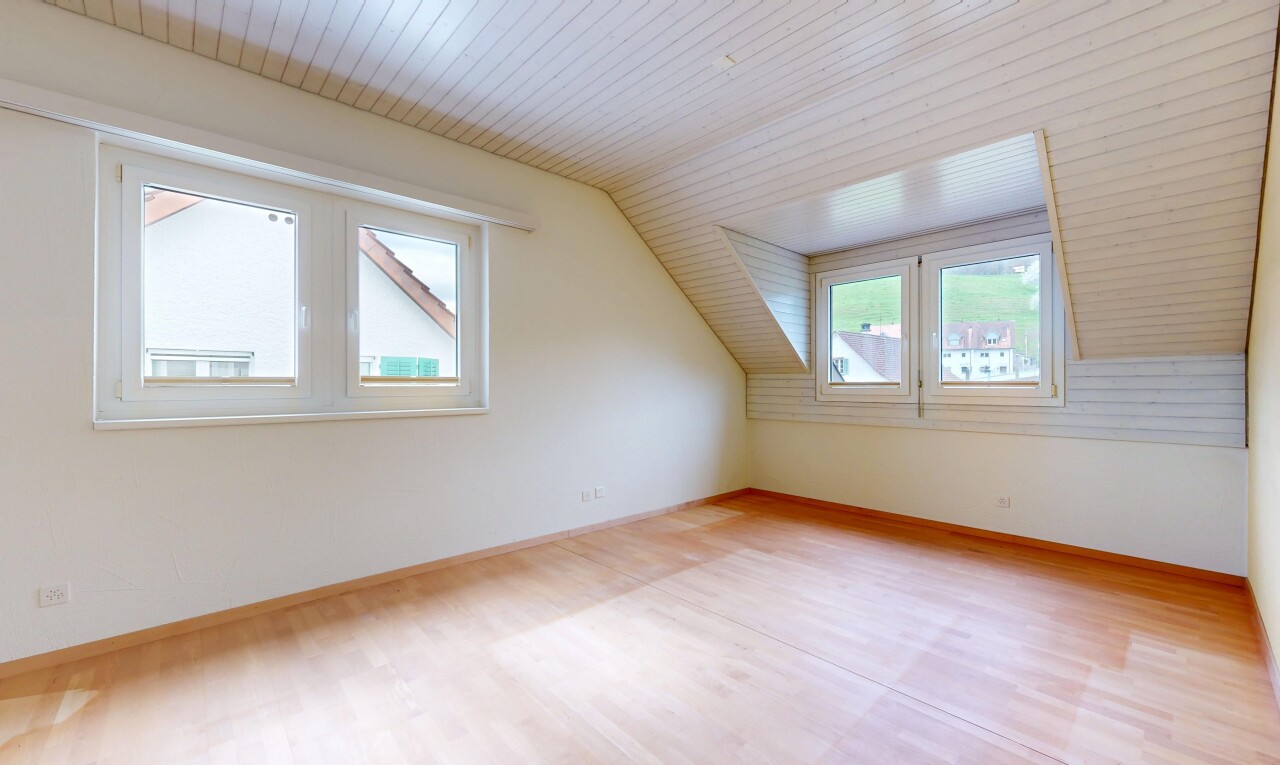 leerer raum mit dachschräge, vaulted ceiling, natürliches licht, natural light, und niedrige decke