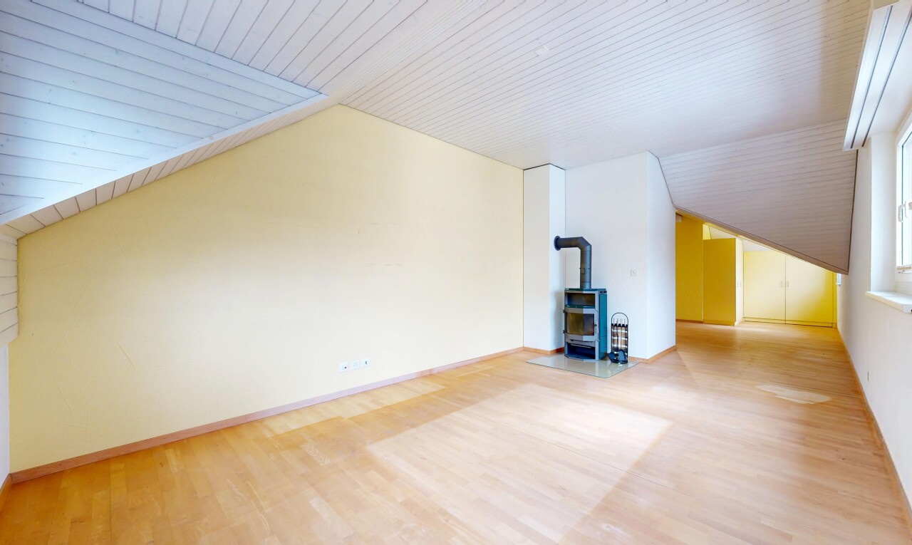 leerer raum mit holzofen, wood finish floor, holzfußboden, vaulted ceiling, und dachschräge