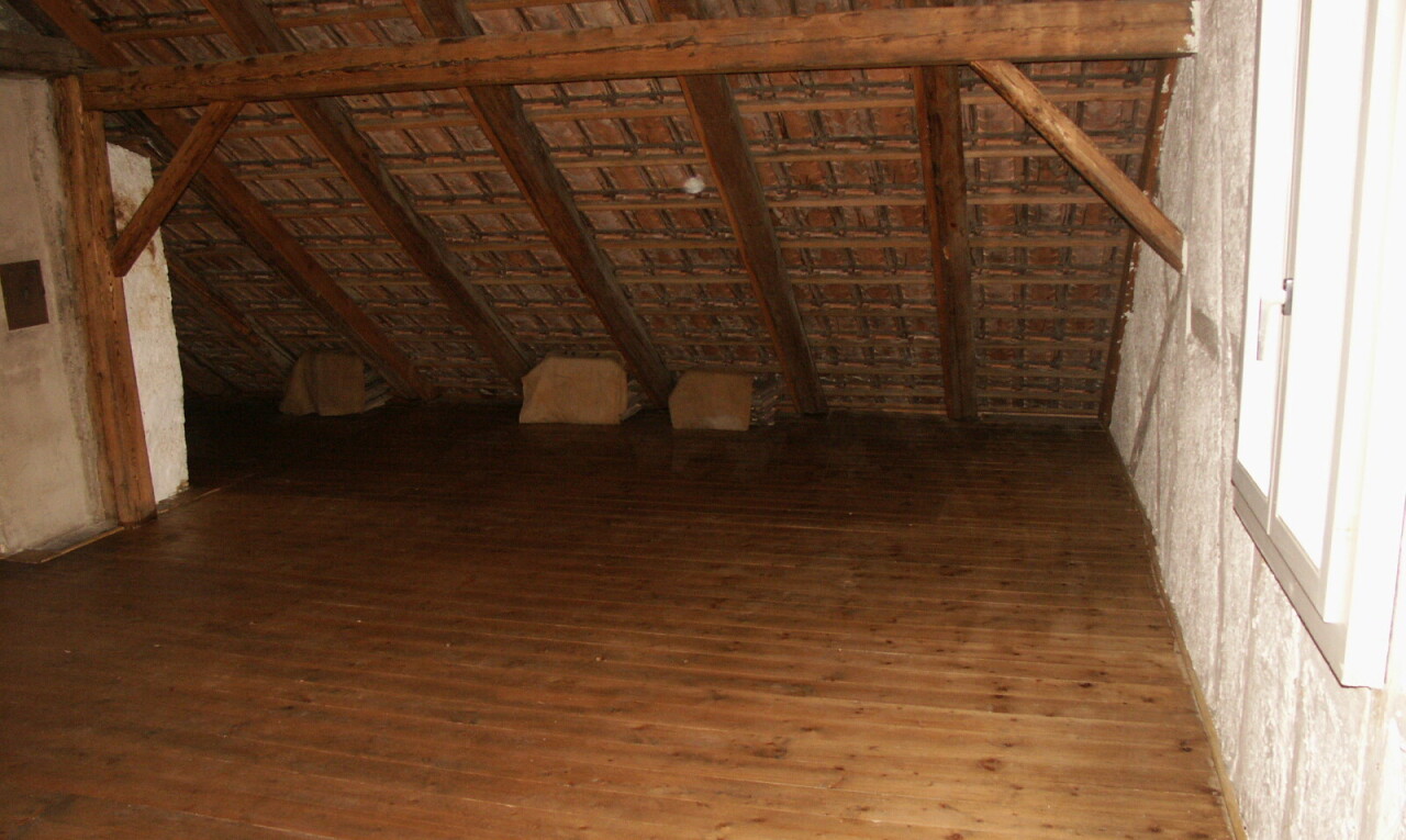 leerer raum mit wood finish floor, holzfußboden, inside property, vaulted ceiling, und dachschräge