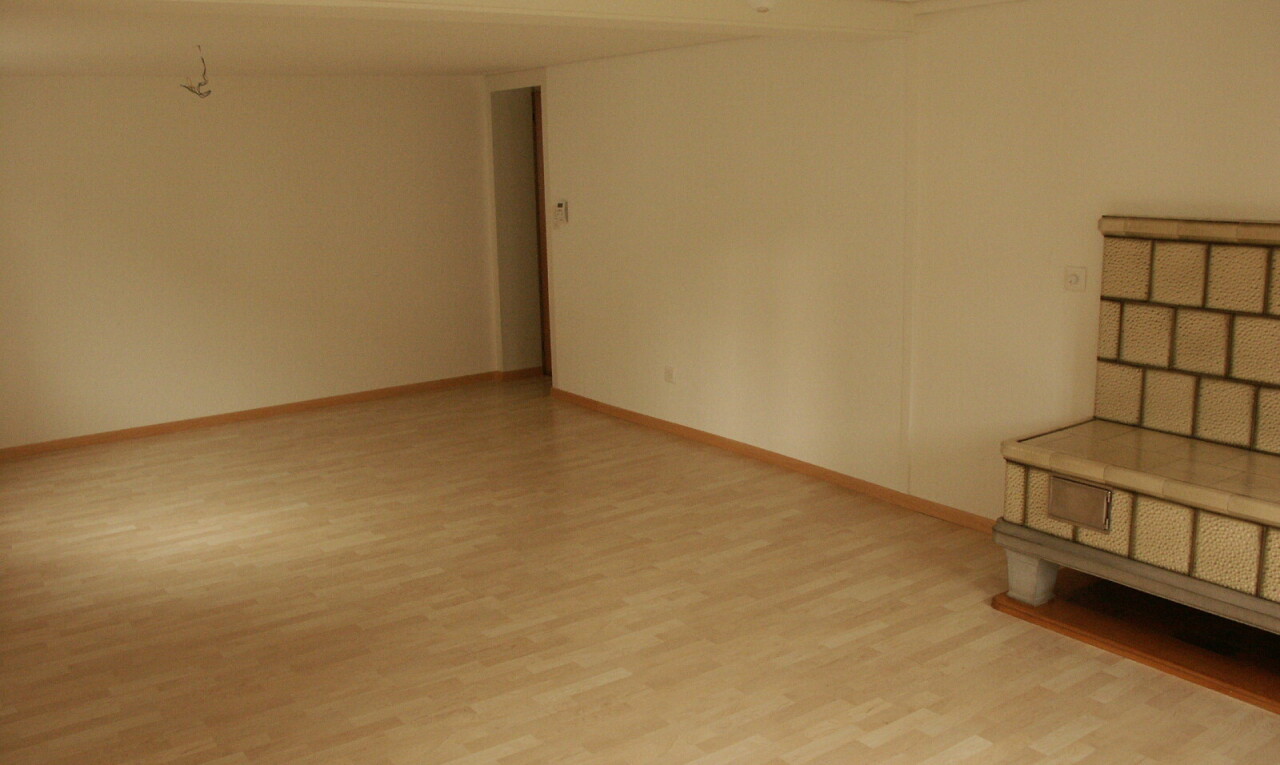 leerer raum mit holzfußboden, wood finish floor, gipskartonwand, drywall, und inside property