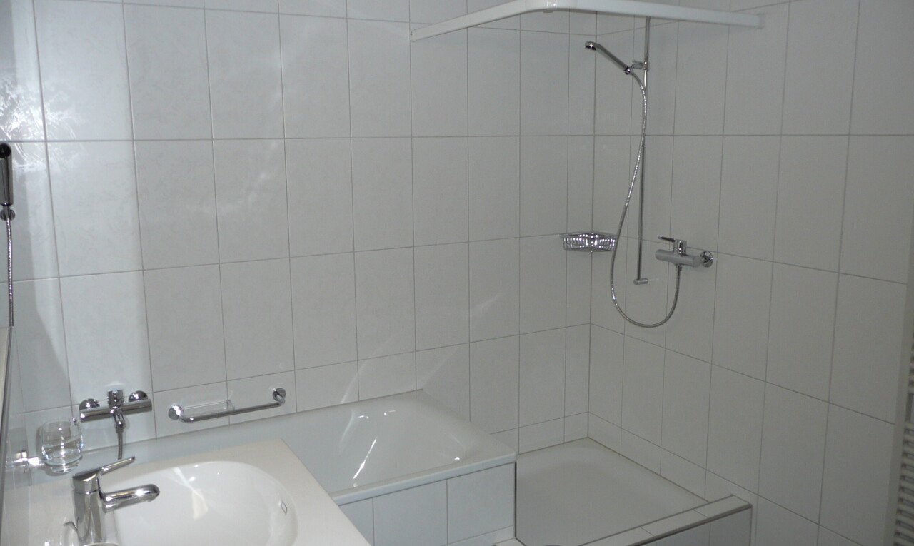 bad mit dusche, komplettes badezimmer, bad, waschbecken, und inside property