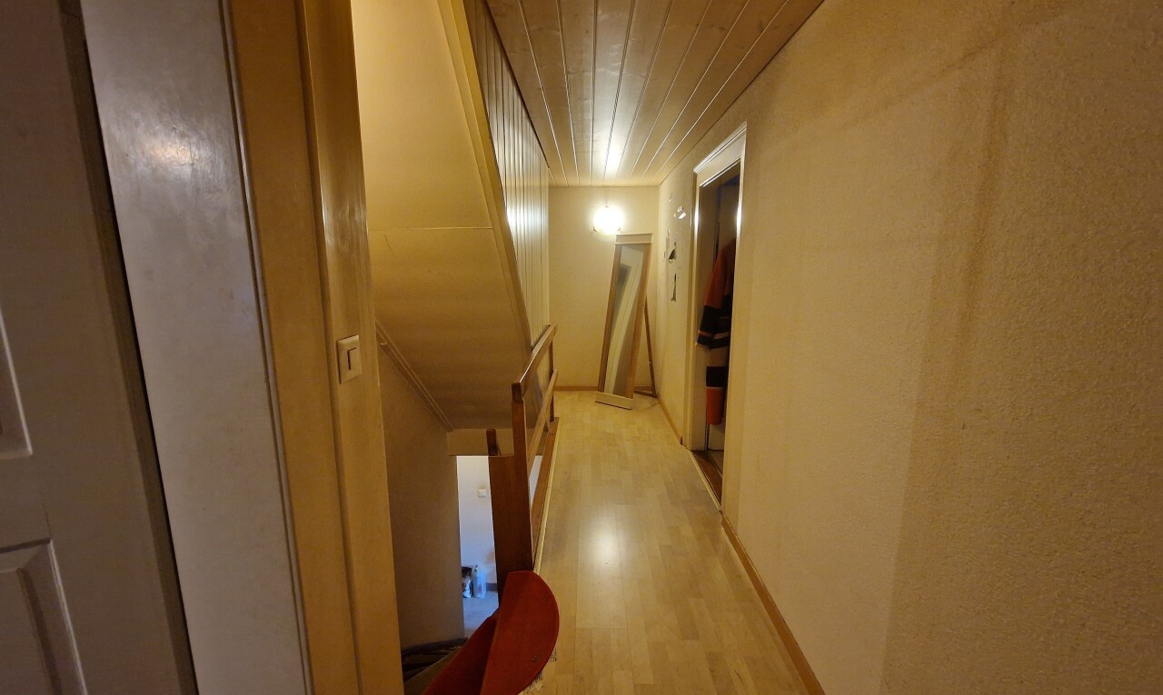 halle / korridor mit holzfußboden, wood finish floor, inside property, holzdecke, und wood ceiling