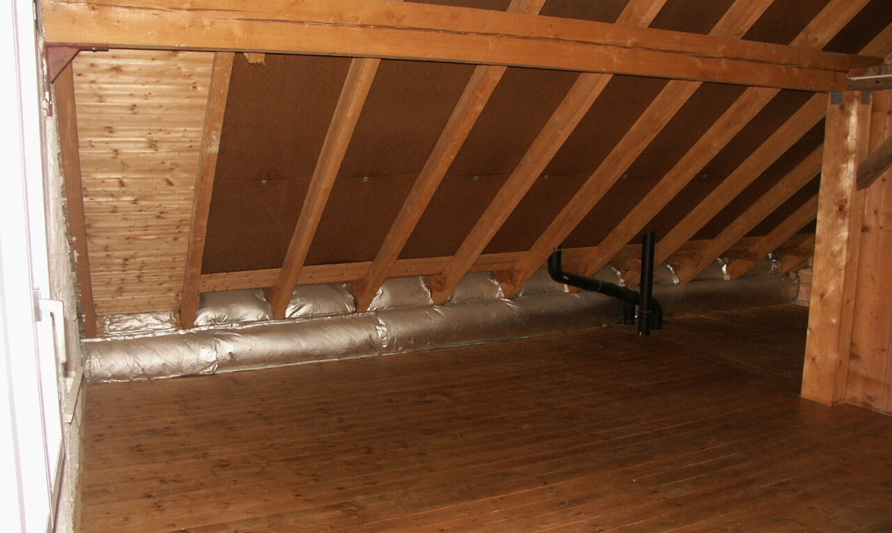 leerer raum mit holzfußboden, wood finish floor, dachschräge, vaulted ceiling, und hardwood floor