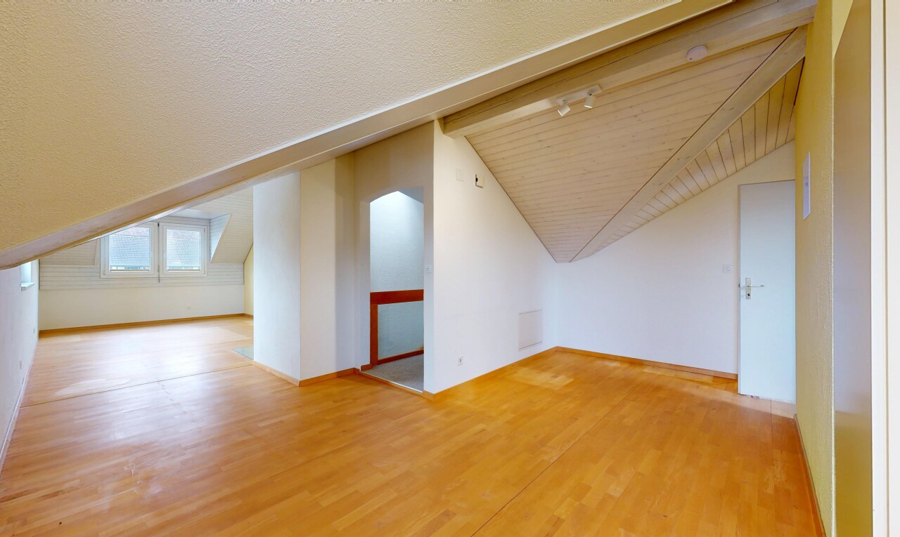 leerer raum mit inside property, holzfußboden, wood finish floor, zusätzliches zimmer, und natürliches licht